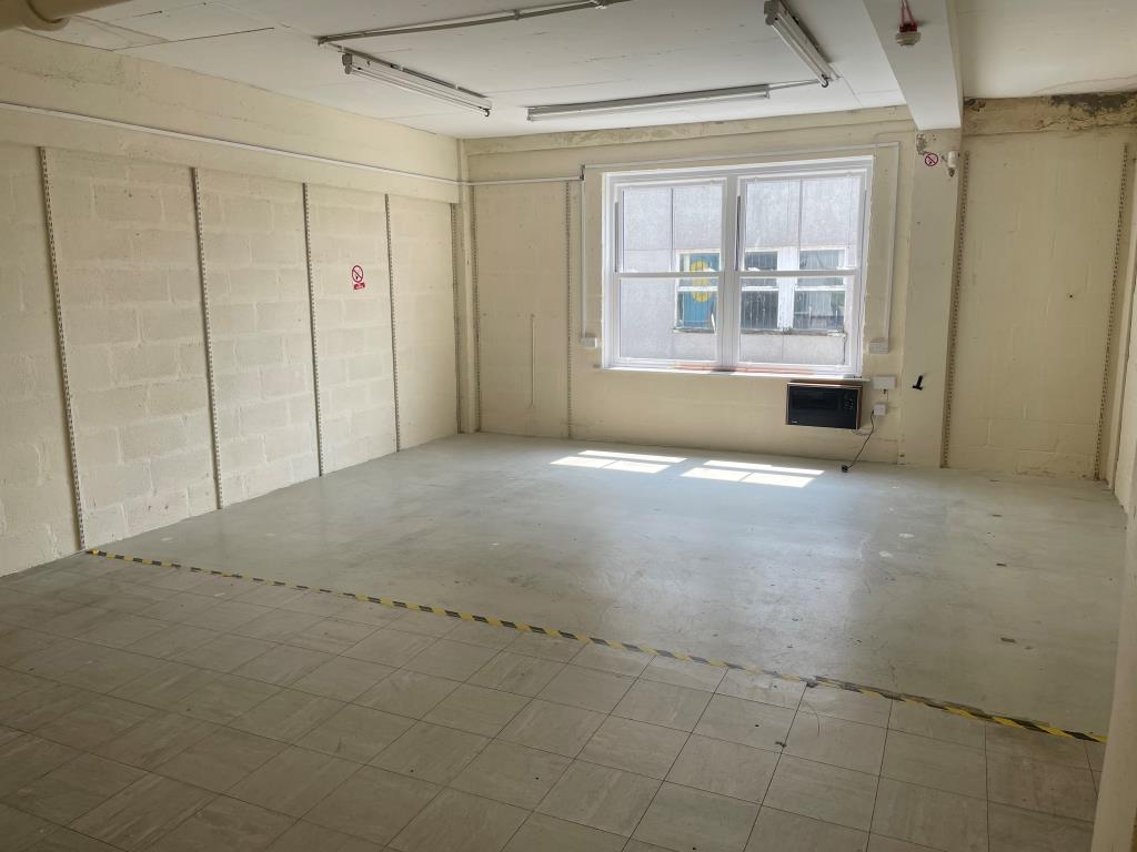 Lot: 11 - COMMERCIAL PROPERTY IN PROMINENT LOCATION - Photo of stock room